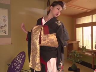 Milf neemt neer haar kimono voor een groot piemel: gratis hd x nominale film 9f