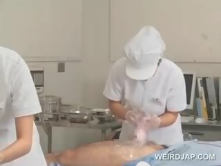 Asiatisk sykepleiere slurping sæd ut av loaded shafts i gruppe